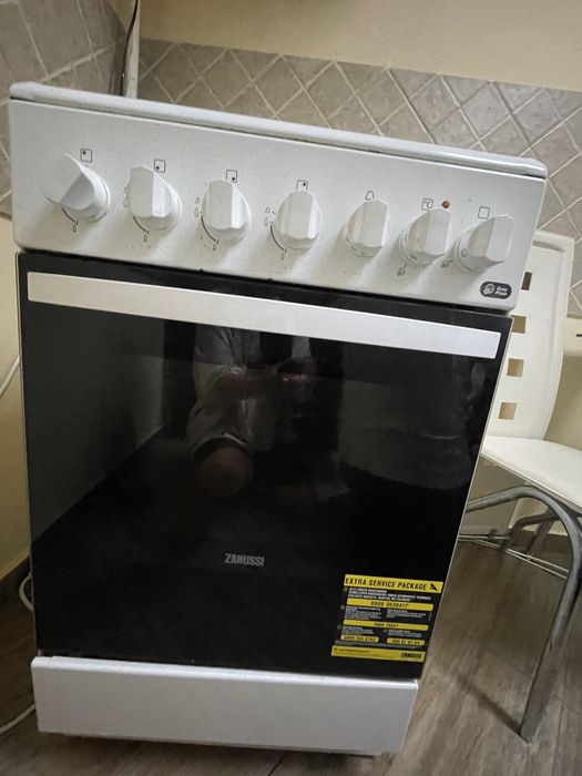 Vand aragaz,  cuptorul este electric.