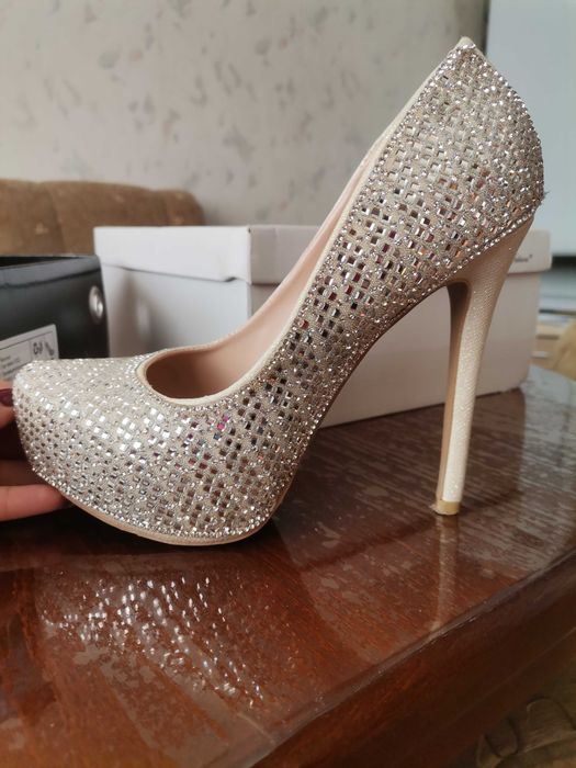 Продавам високи токчета