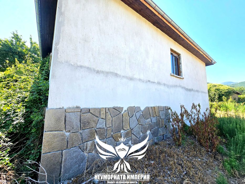 Продавам двуетажна къща 160РЗП и селскостопанска сграда 50кв.м. с широк двор 850кв.м. в с.Тополово