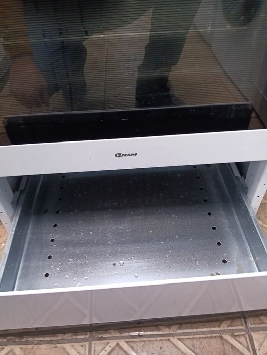 Свободно стояща печка с керамичен плот Gram с две години Гаранция!