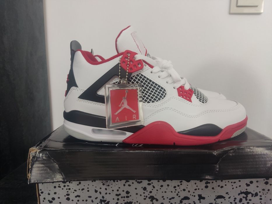 Jordan 4 fire red