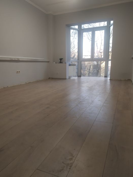 Стелим ламинат плитку