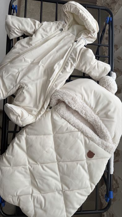 Конверт и детский комбинезон на выписку