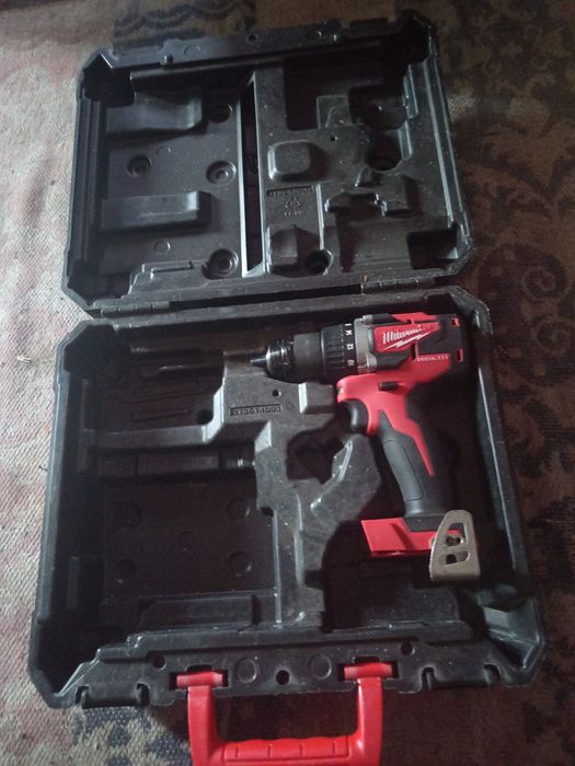 Vând bormașină Milwaukee m 18 și genti scule noi
