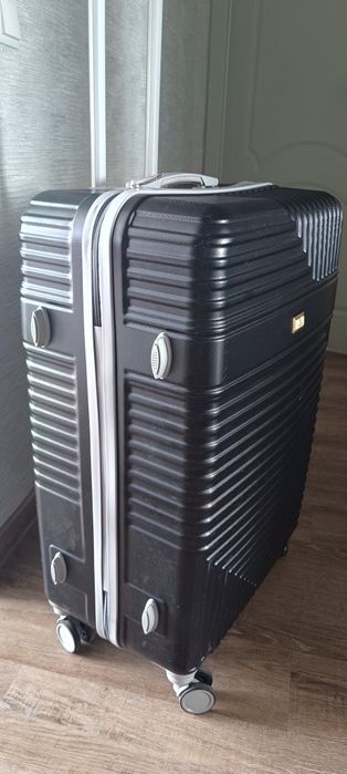 Чемодан пластиковый.