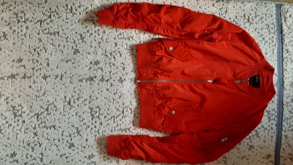 Geaca marimea XS,varsta 13-14 ani de la Bershka vars