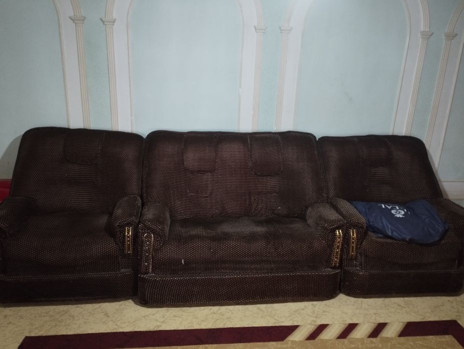 Мягкий диван коричневый