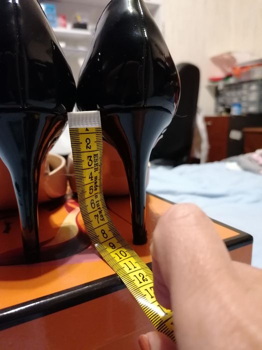 Pantofi stileto cu design aparte. Reducere