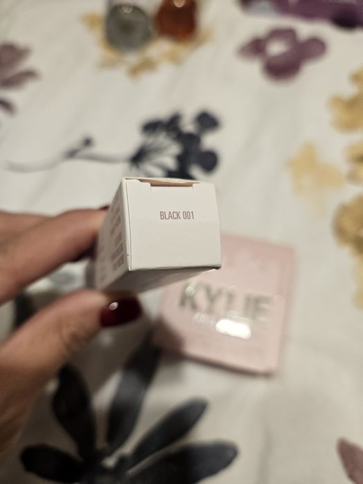 Сет KAYLIE COSMETICS Спирала и хайлайтър