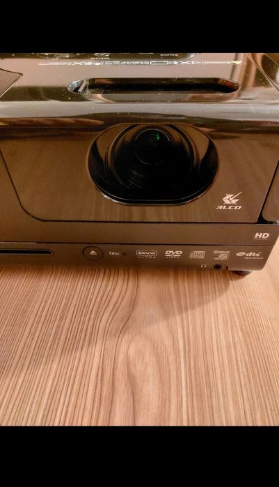 Videoproiector Home Cinema Epson  Full HD

All-in-One Epson EH-DM2 cu