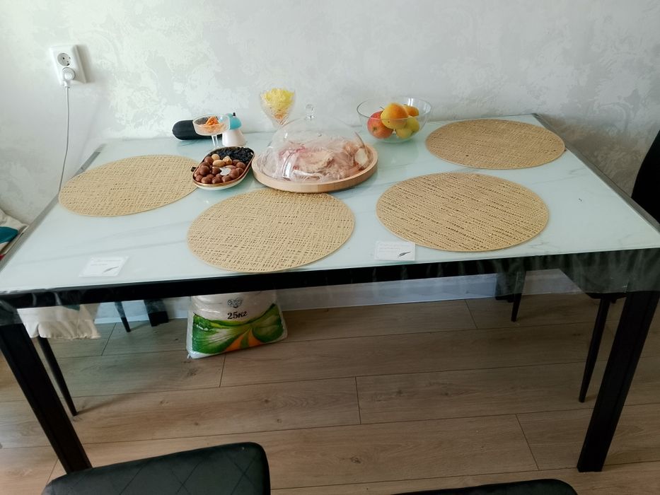 Стекляный стол, для кухни