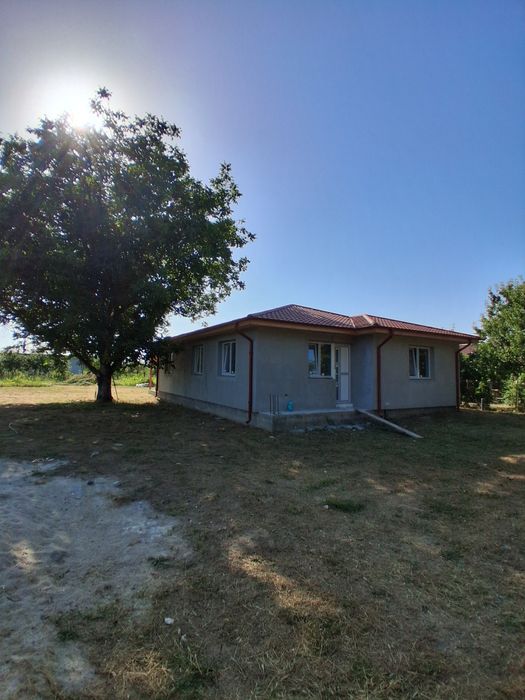 Casa moderna, luminoasa si primitoare in Gruiu - jud. Calarasi, la 50 m de DN4