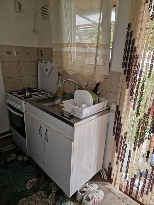 Închiriez garsonieră la curte, corp separat.