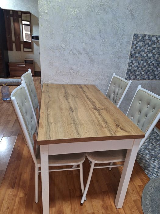 Продается кухонный стол и 4 стулья