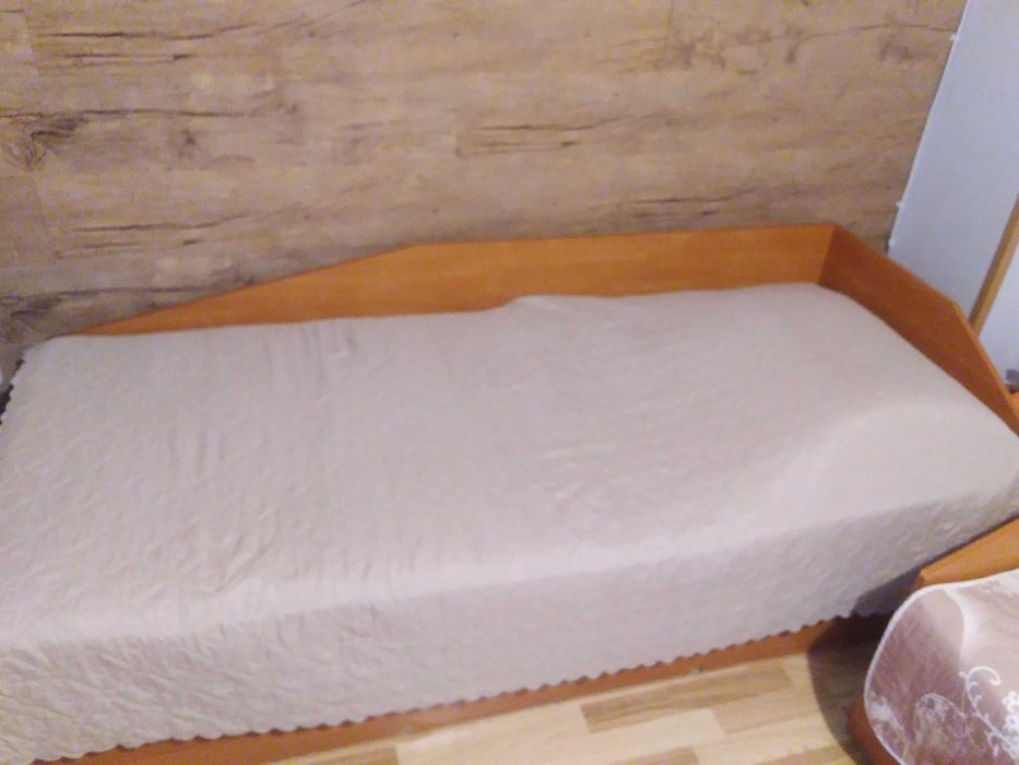 Продавам единични легла