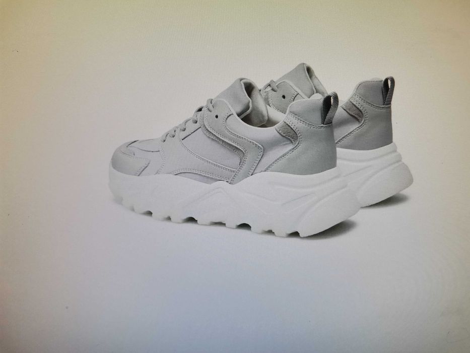 Продавам нови сникърси