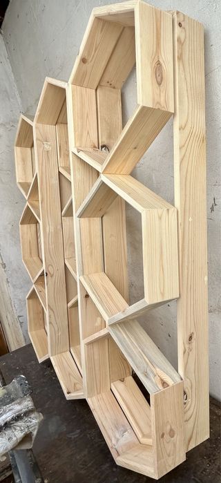 Raft hexagon din lemn masiv la comanda, tratat sau vopsit