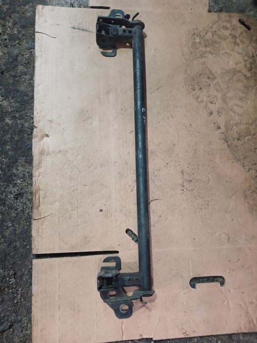 Кронштейн капота БМВ Е30