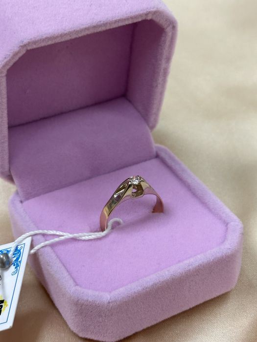 Кольцо с бриллиантом