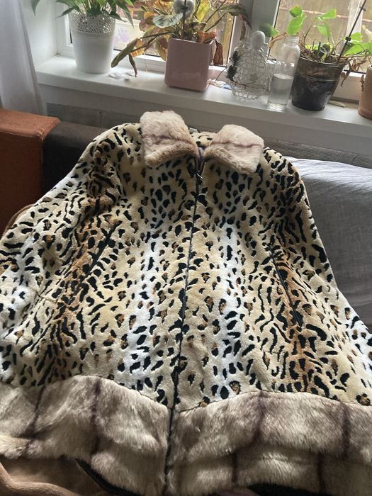 Capa blana artificiala groasa ,bine intretinuta fara urme de uzura