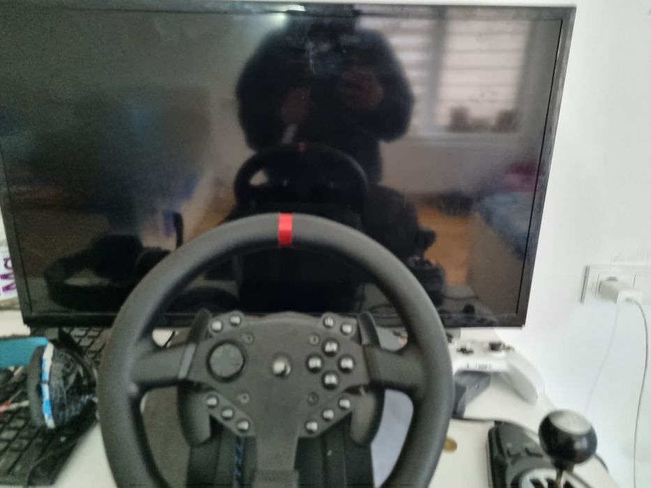 Vând volan gaming urgent