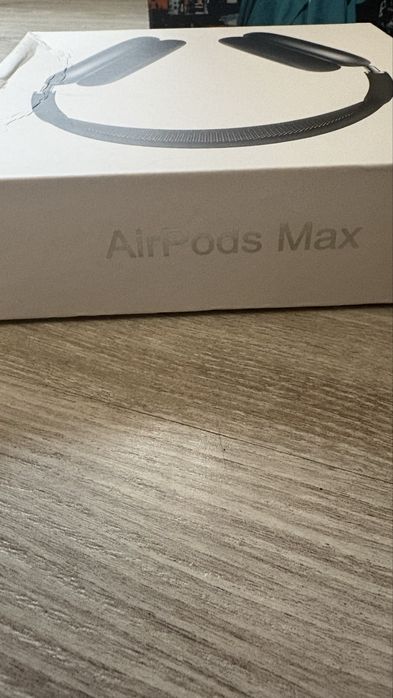 Vand casti AirPods max noi