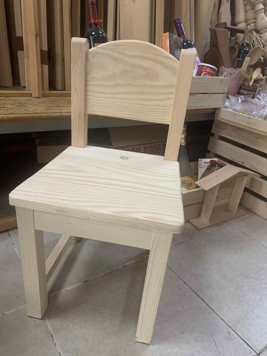 Детско дървено столче