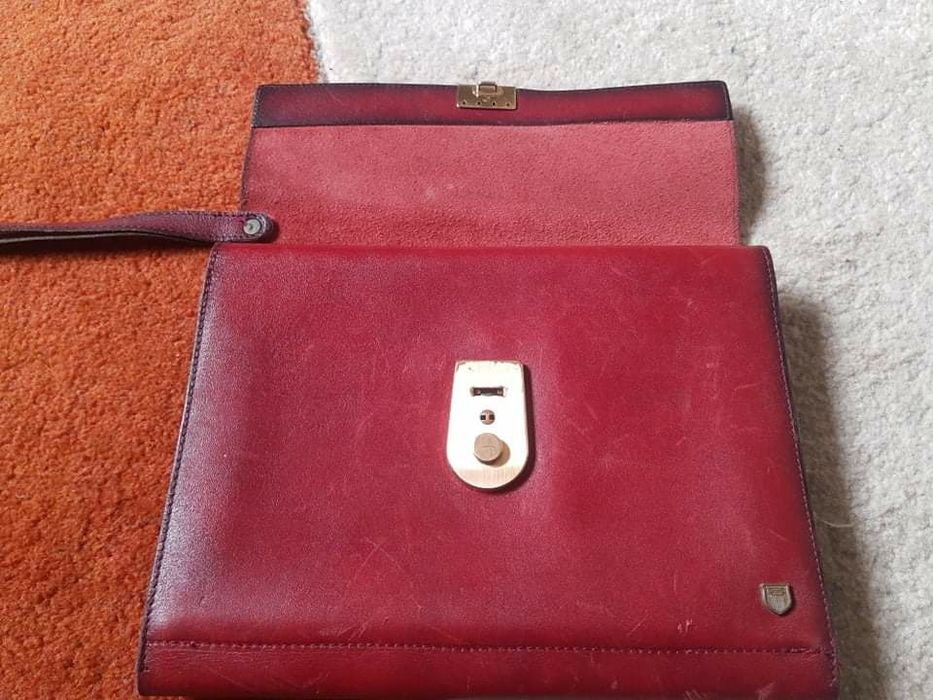 Vând geantă de piele de bărbați.