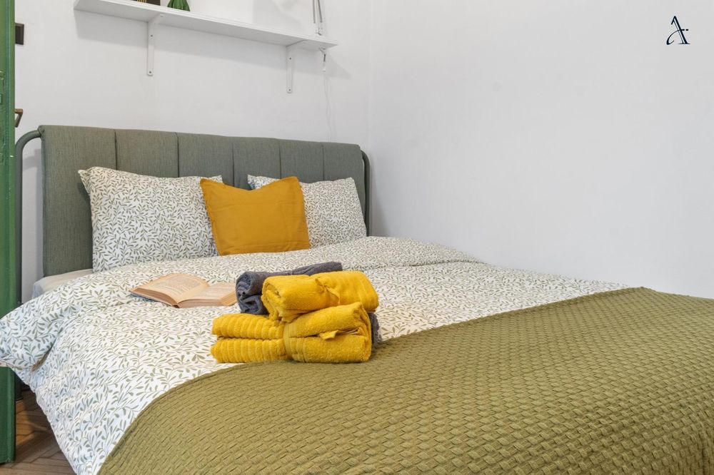 Pat matrimonial Ikea solid și incapator 2,10 x 180. Salteaua inclusa.