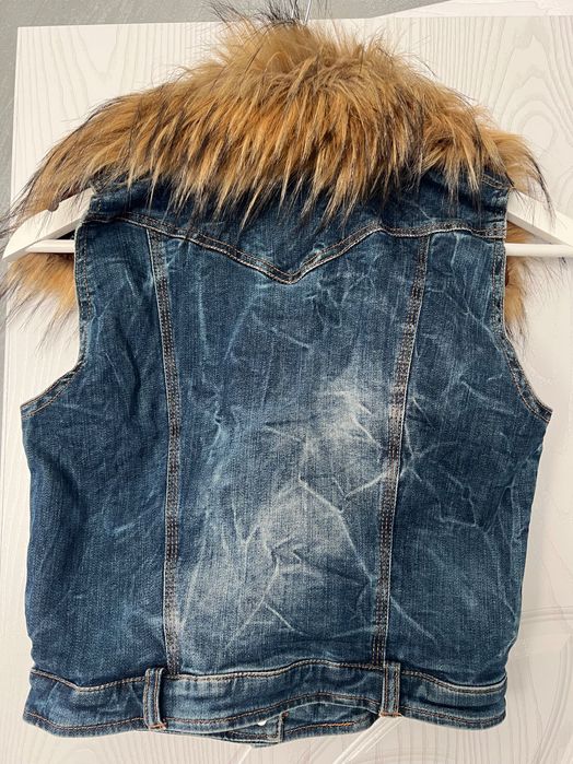 Късо дънково елече с пухена яка