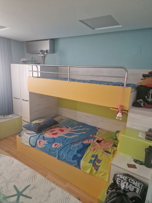 Детска стая. Легло на два етажа +два матрака +гардероб +секция.