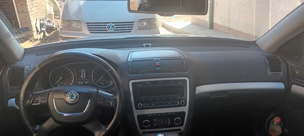 Автомобил