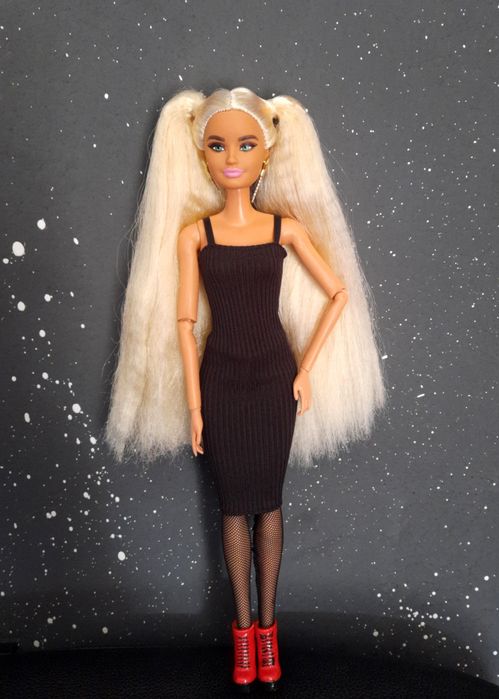 Barbie extra cu părul blond