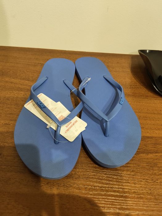 Roxy чехли, имат леко оцветяване видимо на снимките