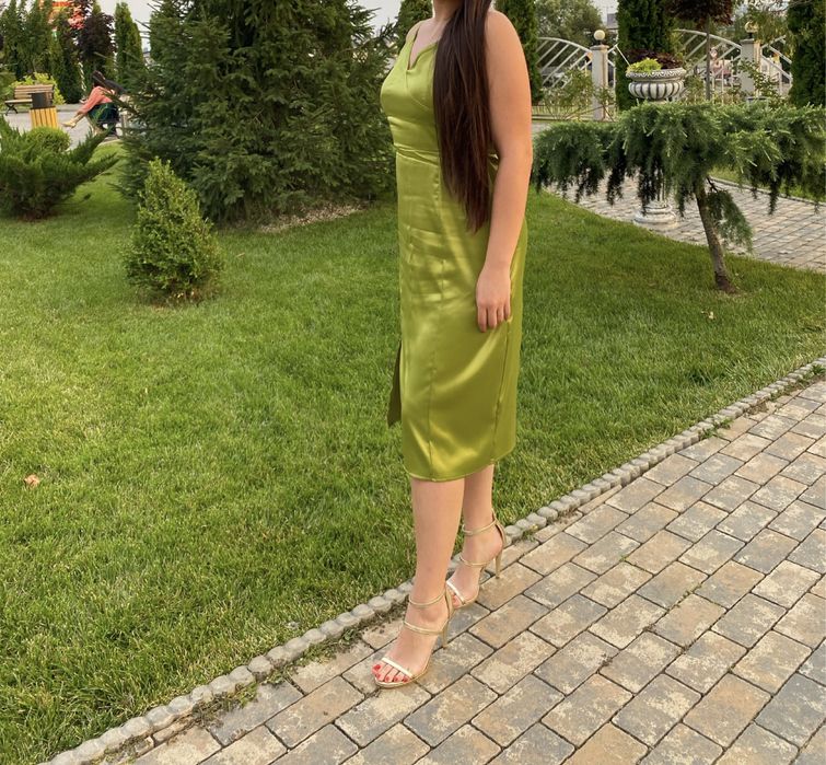 Rochie verde , crapata pe picior