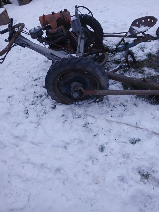 Se vinde două cositori și două scaune