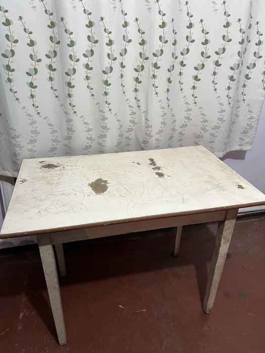 Стол советский 5000 тенге.