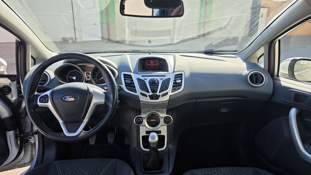 Ford fiesta titanium 1.6 euro 5