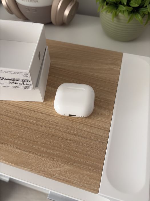 Apple AirPods 4 cu ANC – stare foarte bună