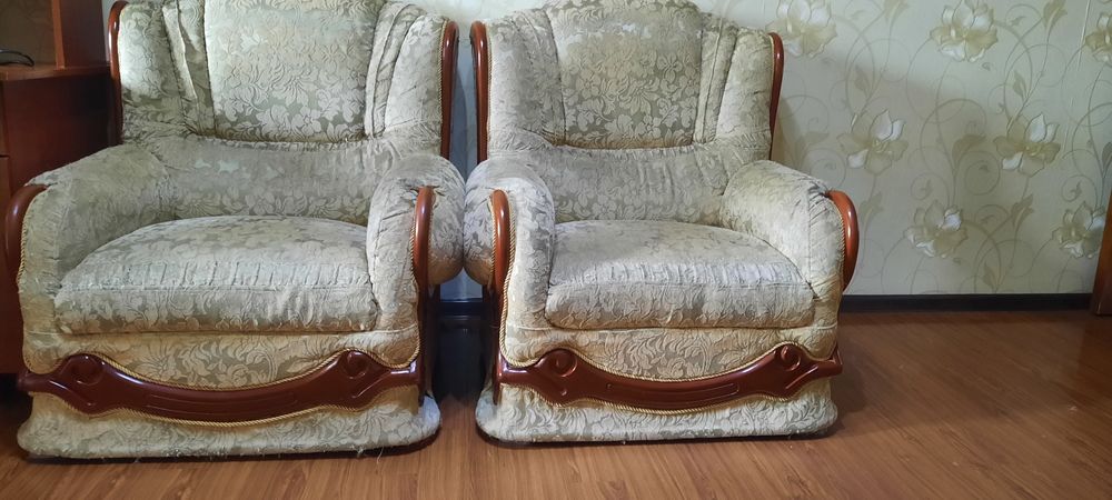 Продаётся 2 удобных кресла бежевого цвета