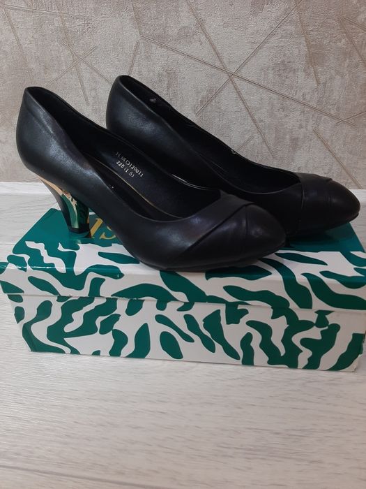 Чёрные классические туфли