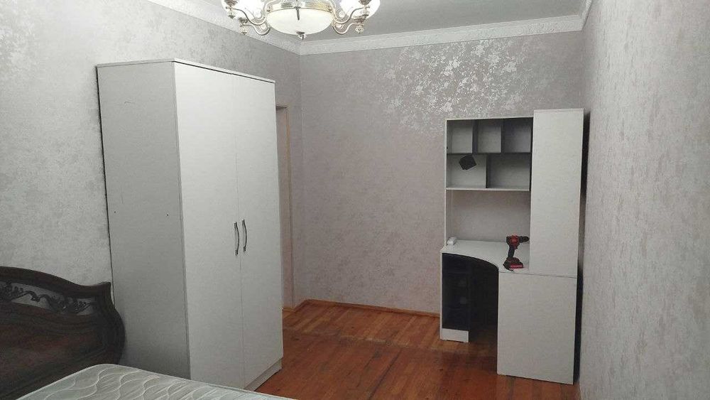 Продаётся квартира 3-х комнатная переделанная в 4-х комнатную.