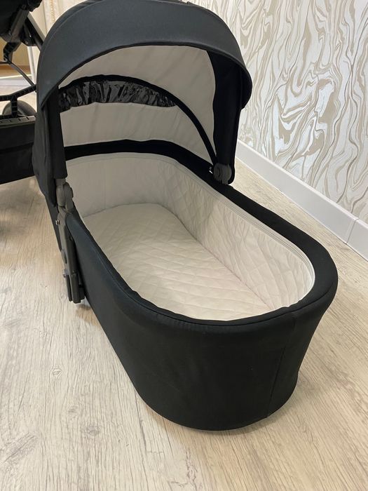 Продам стильную детскую коляску 2/1