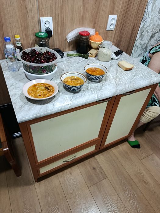 Кухонный гарнитур и вытяжка