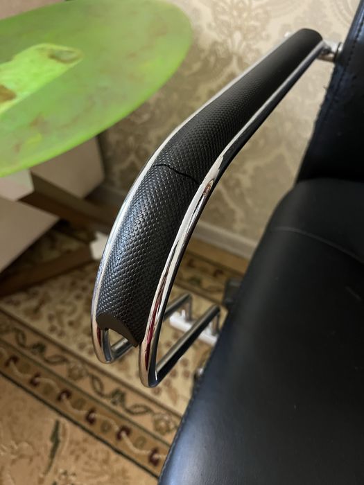 Кресло офисное черное