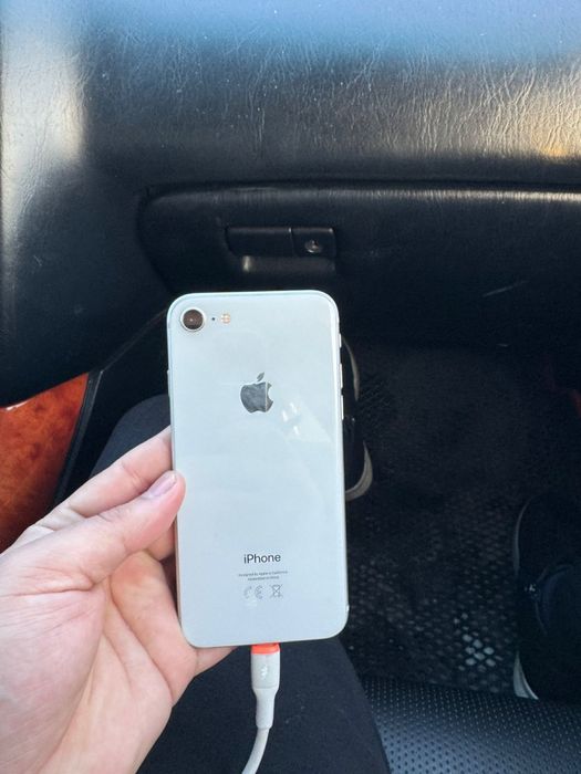 Продам айфон 8 на 64 гб