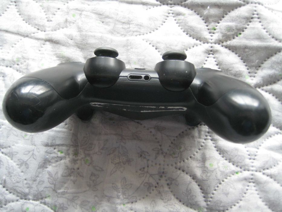 Продавам оригинален контролер за PS4