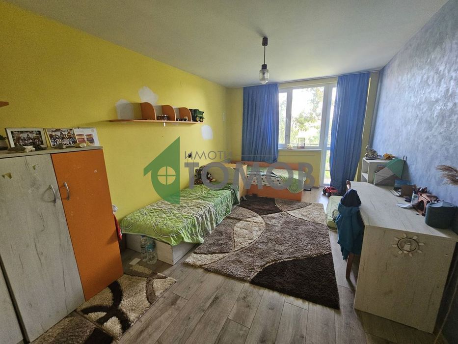 Здрава триетажна къща в село Загоре