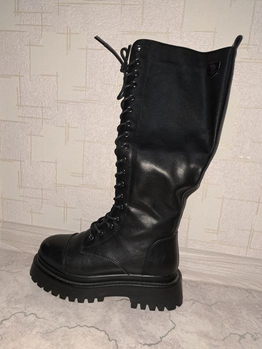 Продаётся женская ботинка