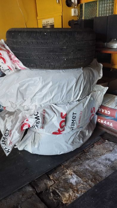 Продам комплект шин 215/50R17